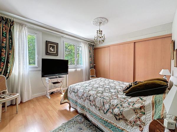 Maison familiale dans un cadre privilégié avec jardin, tennis et piscine