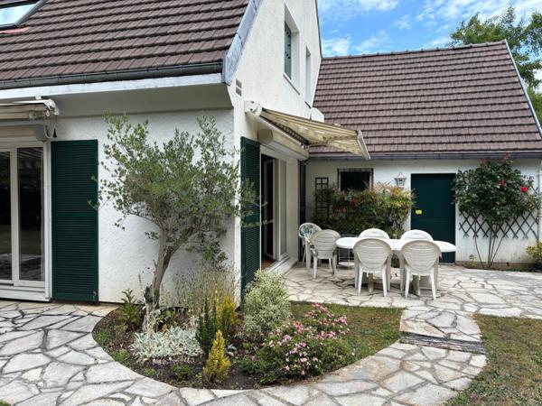 Maison familiale dans un cadre privilégié avec jardin, tennis et piscine