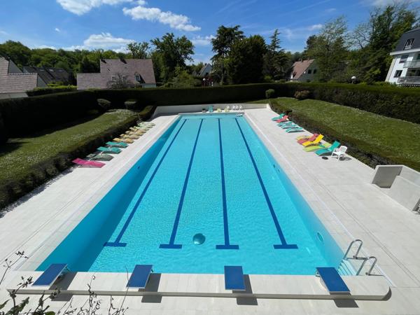 Maison familiale dans un cadre privilégié avec jardin, tennis et piscine