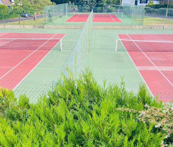 Maison familiale dans un cadre privilégié avec jardin, tennis et piscine