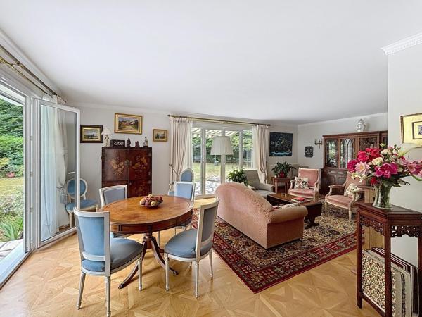 Maison familiale dans un cadre privilégié avec jardin, tennis et piscine