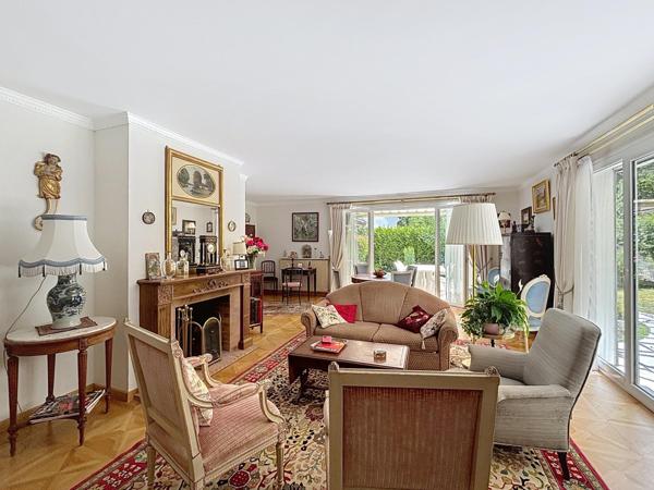 Maison familiale dans un cadre privilégié avec jardin, tennis et piscine