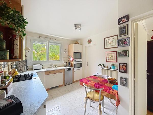 Maison familiale dans un cadre privilégié avec jardin, tennis et piscine