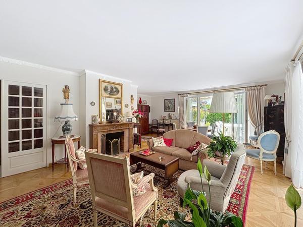 Maison familiale dans un cadre privilégié avec jardin, tennis et piscine