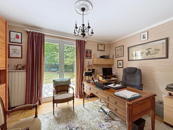 Maison familiale dans un cadre privilégié avec jardin, tennis et piscine