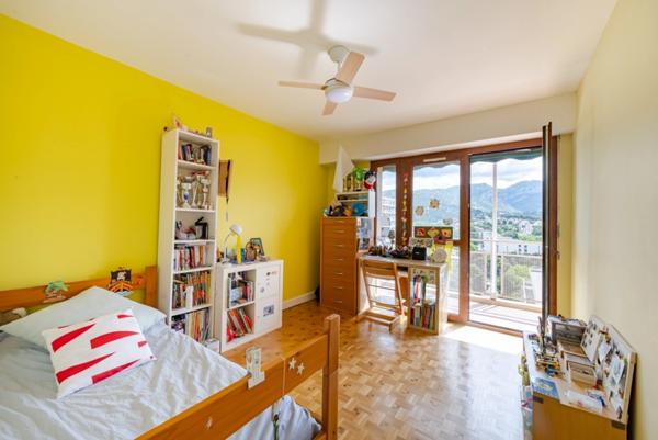 Appartement à vendre 4 pièces, étage élevé, vue exceptionnelle mer & collines & Notre Dame de la Garde, cave, garage, balcon/terrasse