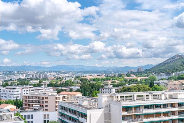 Appartement à vendre 4 pièces, étage élevé, vue exceptionnelle mer & collines & Notre Dame de la Garde, cave, garage, balcon/terrasse