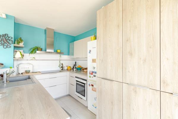 Appartement à vendre 4 pièces, étage élevé, vue exceptionnelle mer & collines & Notre Dame de la Garde, cave, garage, balcon/terrasse