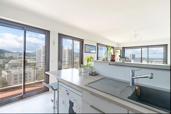 Appartement à vendre 4 pièces, étage élevé, vue exceptionnelle mer & collines & Notre Dame de la Garde, cave, garage, balcon/terrasse