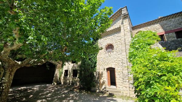 Maison à vendre    8 pièces •  L'Isle-sur-la-Sorgue