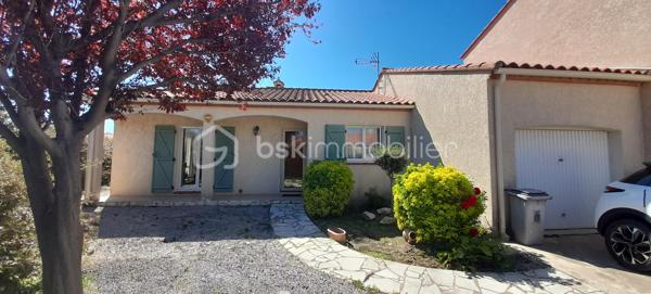À Saint-Hippolyte, découvrez cette charmante villa de plain-pied de 91 m², édifiée sur une parcelle de 449 m², située dans un environnement particulièrement calme et recherché.
Dès l’entrée, vous serez séduit par un spacieux et lumineux salon-séjour, agrémenté d’une cuisine ouverte, offrant un bel espace de vie convivial. Cet ensemble s’ouvre directement sur une agréable terrasse, idéale pour profiter pleinement des extérieurs en toute tranquillité. Vue sur le jardin sans vis à vis.
La partie nuit se compose de trois chambres confortables avec placards intégrés, garantissant praticité et rangement. Chaque pièce bénéficie de la climatisation, assurant un confort optimal en toutes saisons.
Un garage avec mezzanine complète ce bien, offrant un espace de stockage supplémentaire très appréciable. La propriété permet également de stationner jusqu’à deux véhicules à l’intérieur du terrain.
Côté extérieur, vous profiterez d’un jardin facile d’entretien, équipé d’un forage ainsi que d’un cabanon, parfait pour le rangement ou les équipements de jardin.
Cette villa, alliant calme, fonctionnalité et confort, représente une belle opportunité pour une résidence principale ou secondaire, à proximité des commodités et du littoral.