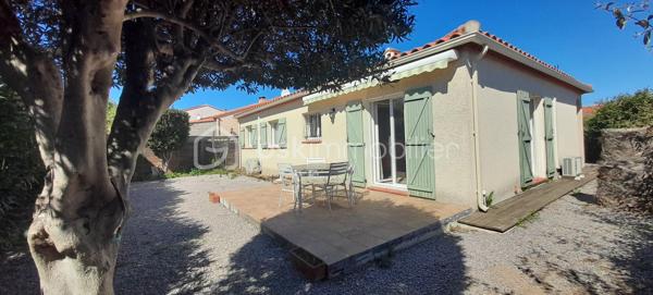 À Saint-Hippolyte, découvrez cette charmante villa de plain-pied de 91 m², édifiée sur une parcelle de 449 m², située dans un environnement particulièrement calme et recherché.
Dès l’entrée, vous serez séduit par un spacieux et lumineux salon-séjour, agrémenté d’une cuisine ouverte, offrant un bel espace de vie convivial. Cet ensemble s’ouvre directement sur une agréable terrasse, idéale pour profiter pleinement des extérieurs en toute tranquillité. Vue sur le jardin sans vis à vis.
La partie nuit se compose de trois chambres confortables avec placards intégrés, garantissant praticité et rangement. Chaque pièce bénéficie de la climatisation, assurant un confort optimal en toutes saisons.
Un garage avec mezzanine complète ce bien, offrant un espace de stockage supplémentaire très appréciable. La propriété permet également de stationner jusqu’à deux véhicules à l’intérieur du terrain.
Côté extérieur, vous profiterez d’un jardin facile d’entretien, équipé d’un forage ainsi que d’un cabanon, parfait pour le rangement ou les équipements de jardin.
Cette villa, alliant calme, fonctionnalité et confort, représente une belle opportunité pour une résidence principale ou secondaire, à proximité des commodités et du littoral.