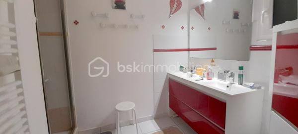 À Saint-Hippolyte, découvrez cette charmante villa de plain-pied de 91 m², édifiée sur une parcelle de 449 m², située dans un environnement particulièrement calme et recherché.
Dès l’entrée, vous serez séduit par un spacieux et lumineux salon-séjour, agrémenté d’une cuisine ouverte, offrant un bel espace de vie convivial. Cet ensemble s’ouvre directement sur une agréable terrasse, idéale pour profiter pleinement des extérieurs en toute tranquillité. Vue sur le jardin sans vis à vis.
La partie nuit se compose de trois chambres confortables avec placards intégrés, garantissant praticité et rangement. Chaque pièce bénéficie de la climatisation, assurant un confort optimal en toutes saisons.
Un garage avec mezzanine complète ce bien, offrant un espace de stockage supplémentaire très appréciable. La propriété permet également de stationner jusqu’à deux véhicules à l’intérieur du terrain.
Côté extérieur, vous profiterez d’un jardin facile d’entretien, équipé d’un forage ainsi que d’un cabanon, parfait pour le rangement ou les équipements de jardin.
Cette villa, alliant calme, fonctionnalité et confort, représente une belle opportunité pour une résidence principale ou secondaire, à proximité des commodités et du littoral.