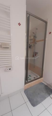 À Saint-Hippolyte, découvrez cette charmante villa de plain-pied de 91 m², édifiée sur une parcelle de 449 m², située dans un environnement particulièrement calme et recherché.
Dès l’entrée, vous serez séduit par un spacieux et lumineux salon-séjour, agrémenté d’une cuisine ouverte, offrant un bel espace de vie convivial. Cet ensemble s’ouvre directement sur une agréable terrasse, idéale pour profiter pleinement des extérieurs en toute tranquillité. Vue sur le jardin sans vis à vis.
La partie nuit se compose de trois chambres confortables avec placards intégrés, garantissant praticité et rangement. Chaque pièce bénéficie de la climatisation, assurant un confort optimal en toutes saisons.
Un garage avec mezzanine complète ce bien, offrant un espace de stockage supplémentaire très appréciable. La propriété permet également de stationner jusqu’à deux véhicules à l’intérieur du terrain.
Côté extérieur, vous profiterez d’un jardin facile d’entretien, équipé d’un forage ainsi que d’un cabanon, parfait pour le rangement ou les équipements de jardin.
Cette villa, alliant calme, fonctionnalité et confort, représente une belle opportunité pour une résidence principale ou secondaire, à proximité des commodités et du littoral.