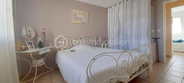 À Saint-Hippolyte, découvrez cette charmante villa de plain-pied de 91 m², édifiée sur une parcelle de 449 m², située dans un environnement particulièrement calme et recherché.
Dès l’entrée, vous serez séduit par un spacieux et lumineux salon-séjour, agrémenté d’une cuisine ouverte, offrant un bel espace de vie convivial. Cet ensemble s’ouvre directement sur une agréable terrasse, idéale pour profiter pleinement des extérieurs en toute tranquillité. Vue sur le jardin sans vis à vis.
La partie nuit se compose de trois chambres confortables avec placards intégrés, garantissant praticité et rangement. Chaque pièce bénéficie de la climatisation, assurant un confort optimal en toutes saisons.
Un garage avec mezzanine complète ce bien, offrant un espace de stockage supplémentaire très appréciable. La propriété permet également de stationner jusqu’à deux véhicules à l’intérieur du terrain.
Côté extérieur, vous profiterez d’un jardin facile d’entretien, équipé d’un forage ainsi que d’un cabanon, parfait pour le rangement ou les équipements de jardin.
Cette villa, alliant calme, fonctionnalité et confort, représente une belle opportunité pour une résidence principale ou secondaire, à proximité des commodités et du littoral.