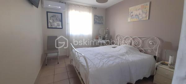 À Saint-Hippolyte, découvrez cette charmante villa de plain-pied de 91 m², édifiée sur une parcelle de 449 m², située dans un environnement particulièrement calme et recherché.
Dès l’entrée, vous serez séduit par un spacieux et lumineux salon-séjour, agrémenté d’une cuisine ouverte, offrant un bel espace de vie convivial. Cet ensemble s’ouvre directement sur une agréable terrasse, idéale pour profiter pleinement des extérieurs en toute tranquillité. Vue sur le jardin sans vis à vis.
La partie nuit se compose de trois chambres confortables avec placards intégrés, garantissant praticité et rangement. Chaque pièce bénéficie de la climatisation, assurant un confort optimal en toutes saisons.
Un garage avec mezzanine complète ce bien, offrant un espace de stockage supplémentaire très appréciable. La propriété permet également de stationner jusqu’à deux véhicules à l’intérieur du terrain.
Côté extérieur, vous profiterez d’un jardin facile d’entretien, équipé d’un forage ainsi que d’un cabanon, parfait pour le rangement ou les équipements de jardin.
Cette villa, alliant calme, fonctionnalité et confort, représente une belle opportunité pour une résidence principale ou secondaire, à proximité des commodités et du littoral.