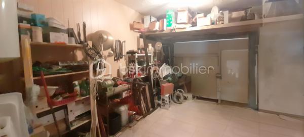 À Saint-Hippolyte, découvrez cette charmante villa de plain-pied de 91 m², édifiée sur une parcelle de 449 m², située dans un environnement particulièrement calme et recherché.
Dès l’entrée, vous serez séduit par un spacieux et lumineux salon-séjour, agrémenté d’une cuisine ouverte, offrant un bel espace de vie convivial. Cet ensemble s’ouvre directement sur une agréable terrasse, idéale pour profiter pleinement des extérieurs en toute tranquillité. Vue sur le jardin sans vis à vis.
La partie nuit se compose de trois chambres confortables avec placards intégrés, garantissant praticité et rangement. Chaque pièce bénéficie de la climatisation, assurant un confort optimal en toutes saisons.
Un garage avec mezzanine complète ce bien, offrant un espace de stockage supplémentaire très appréciable. La propriété permet également de stationner jusqu’à deux véhicules à l’intérieur du terrain.
Côté extérieur, vous profiterez d’un jardin facile d’entretien, équipé d’un forage ainsi que d’un cabanon, parfait pour le rangement ou les équipements de jardin.
Cette villa, alliant calme, fonctionnalité et confort, représente une belle opportunité pour une résidence principale ou secondaire, à proximité des commodités et du littoral.