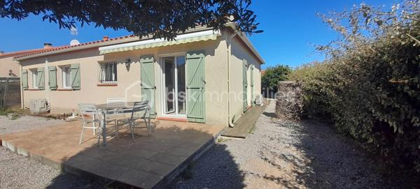 À Saint-Hippolyte, découvrez cette charmante villa de plain-pied de 91 m², édifiée sur une parcelle de 449 m², située dans un environnement particulièrement calme et recherché.
Dès l’entrée, vous serez séduit par un spacieux et lumineux salon-séjour, agrémenté d’une cuisine ouverte, offrant un bel espace de vie convivial. Cet ensemble s’ouvre directement sur une agréable terrasse, idéale pour profiter pleinement des extérieurs en toute tranquillité. Vue sur le jardin sans vis à vis.
La partie nuit se compose de trois chambres confortables avec placards intégrés, garantissant praticité et rangement. Chaque pièce bénéficie de la climatisation, assurant un confort optimal en toutes saisons.
Un garage avec mezzanine complète ce bien, offrant un espace de stockage supplémentaire très appréciable. La propriété permet également de stationner jusqu’à deux véhicules à l’intérieur du terrain.
Côté extérieur, vous profiterez d’un jardin facile d’entretien, équipé d’un forage ainsi que d’un cabanon, parfait pour le rangement ou les équipements de jardin.
Cette villa, alliant calme, fonctionnalité et confort, représente une belle opportunité pour une résidence principale ou secondaire, à proximité des commodités et du littoral.