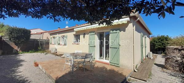 À Saint-Hippolyte, découvrez cette charmante villa de plain-pied de 91 m², édifiée sur une parcelle de 449 m², située dans un environnement particulièrement calme et recherché.
Dès l’entrée, vous serez séduit par un spacieux et lumineux salon-séjour, agrémenté d’une cuisine ouverte, offrant un bel espace de vie convivial. Cet ensemble s’ouvre directement sur une agréable terrasse, idéale pour profiter pleinement des extérieurs en toute tranquillité. Vue sur le jardin sans vis à vis.
La partie nuit se compose de trois chambres confortables avec placards intégrés, garantissant praticité et rangement. Chaque pièce bénéficie de la climatisation, assurant un confort optimal en toutes saisons.
Un garage avec mezzanine complète ce bien, offrant un espace de stockage supplémentaire très appréciable. La propriété permet également de stationner jusqu’à deux véhicules à l’intérieur du terrain.
Côté extérieur, vous profiterez d’un jardin facile d’entretien, équipé d’un forage ainsi que d’un cabanon, parfait pour le rangement ou les équipements de jardin.
Cette villa, alliant calme, fonctionnalité et confort, représente une belle opportunité pour une résidence principale ou secondaire, à proximité des commodités et du littoral.