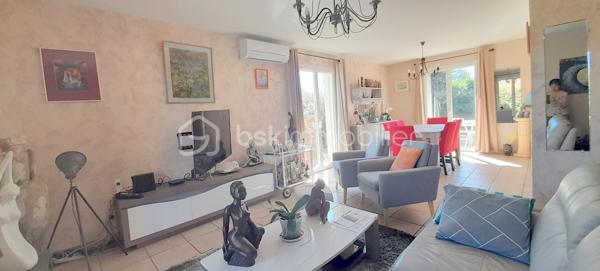 À Saint-Hippolyte, découvrez cette charmante villa de plain-pied de 91 m², édifiée sur une parcelle de 449 m², située dans un environnement particulièrement calme et recherché.
Dès l’entrée, vous serez séduit par un spacieux et lumineux salon-séjour, agrémenté d’une cuisine ouverte, offrant un bel espace de vie convivial. Cet ensemble s’ouvre directement sur une agréable terrasse, idéale pour profiter pleinement des extérieurs en toute tranquillité. Vue sur le jardin sans vis à vis.
La partie nuit se compose de trois chambres confortables avec placards intégrés, garantissant praticité et rangement. Chaque pièce bénéficie de la climatisation, assurant un confort optimal en toutes saisons.
Un garage avec mezzanine complète ce bien, offrant un espace de stockage supplémentaire très appréciable. La propriété permet également de stationner jusqu’à deux véhicules à l’intérieur du terrain.
Côté extérieur, vous profiterez d’un jardin facile d’entretien, équipé d’un forage ainsi que d’un cabanon, parfait pour le rangement ou les équipements de jardin.
Cette villa, alliant calme, fonctionnalité et confort, représente une belle opportunité pour une résidence principale ou secondaire, à proximité des commodités et du littoral.