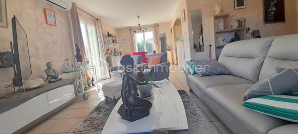 À Saint-Hippolyte, découvrez cette charmante villa de plain-pied de 91 m², édifiée sur une parcelle de 449 m², située dans un environnement particulièrement calme et recherché.
Dès l’entrée, vous serez séduit par un spacieux et lumineux salon-séjour, agrémenté d’une cuisine ouverte, offrant un bel espace de vie convivial. Cet ensemble s’ouvre directement sur une agréable terrasse, idéale pour profiter pleinement des extérieurs en toute tranquillité. Vue sur le jardin sans vis à vis.
La partie nuit se compose de trois chambres confortables avec placards intégrés, garantissant praticité et rangement. Chaque pièce bénéficie de la climatisation, assurant un confort optimal en toutes saisons.
Un garage avec mezzanine complète ce bien, offrant un espace de stockage supplémentaire très appréciable. La propriété permet également de stationner jusqu’à deux véhicules à l’intérieur du terrain.
Côté extérieur, vous profiterez d’un jardin facile d’entretien, équipé d’un forage ainsi que d’un cabanon, parfait pour le rangement ou les équipements de jardin.
Cette villa, alliant calme, fonctionnalité et confort, représente une belle opportunité pour une résidence principale ou secondaire, à proximité des commodités et du littoral.
