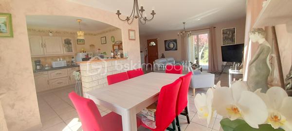 À Saint-Hippolyte, découvrez cette charmante villa de plain-pied de 91 m², édifiée sur une parcelle de 449 m², située dans un environnement particulièrement calme et recherché.
Dès l’entrée, vous serez séduit par un spacieux et lumineux salon-séjour, agrémenté d’une cuisine ouverte, offrant un bel espace de vie convivial. Cet ensemble s’ouvre directement sur une agréable terrasse, idéale pour profiter pleinement des extérieurs en toute tranquillité. Vue sur le jardin sans vis à vis.
La partie nuit se compose de trois chambres confortables avec placards intégrés, garantissant praticité et rangement. Chaque pièce bénéficie de la climatisation, assurant un confort optimal en toutes saisons.
Un garage avec mezzanine complète ce bien, offrant un espace de stockage supplémentaire très appréciable. La propriété permet également de stationner jusqu’à deux véhicules à l’intérieur du terrain.
Côté extérieur, vous profiterez d’un jardin facile d’entretien, équipé d’un forage ainsi que d’un cabanon, parfait pour le rangement ou les équipements de jardin.
Cette villa, alliant calme, fonctionnalité et confort, représente une belle opportunité pour une résidence principale ou secondaire, à proximité des commodités et du littoral.