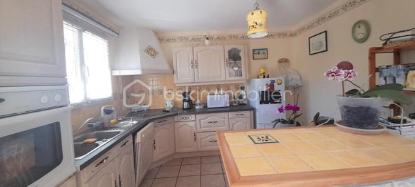 À Saint-Hippolyte, découvrez cette charmante villa de plain-pied de 91 m², édifiée sur une parcelle de 449 m², située dans un environnement particulièrement calme et recherché.
Dès l’entrée, vous serez séduit par un spacieux et lumineux salon-séjour, agrémenté d’une cuisine ouverte, offrant un bel espace de vie convivial. Cet ensemble s’ouvre directement sur une agréable terrasse, idéale pour profiter pleinement des extérieurs en toute tranquillité. Vue sur le jardin sans vis à vis.
La partie nuit se compose de trois chambres confortables avec placards intégrés, garantissant praticité et rangement. Chaque pièce bénéficie de la climatisation, assurant un confort optimal en toutes saisons.
Un garage avec mezzanine complète ce bien, offrant un espace de stockage supplémentaire très appréciable. La propriété permet également de stationner jusqu’à deux véhicules à l’intérieur du terrain.
Côté extérieur, vous profiterez d’un jardin facile d’entretien, équipé d’un forage ainsi que d’un cabanon, parfait pour le rangement ou les équipements de jardin.
Cette villa, alliant calme, fonctionnalité et confort, représente une belle opportunité pour une résidence principale ou secondaire, à proximité des commodités et du littoral.