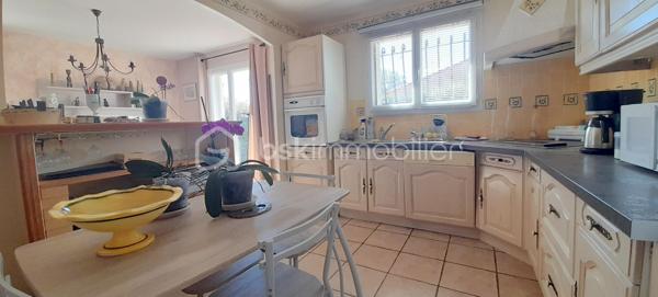 À Saint-Hippolyte, découvrez cette charmante villa de plain-pied de 91 m², édifiée sur une parcelle de 449 m², située dans un environnement particulièrement calme et recherché.
Dès l’entrée, vous serez séduit par un spacieux et lumineux salon-séjour, agrémenté d’une cuisine ouverte, offrant un bel espace de vie convivial. Cet ensemble s’ouvre directement sur une agréable terrasse, idéale pour profiter pleinement des extérieurs en toute tranquillité. Vue sur le jardin sans vis à vis.
La partie nuit se compose de trois chambres confortables avec placards intégrés, garantissant praticité et rangement. Chaque pièce bénéficie de la climatisation, assurant un confort optimal en toutes saisons.
Un garage avec mezzanine complète ce bien, offrant un espace de stockage supplémentaire très appréciable. La propriété permet également de stationner jusqu’à deux véhicules à l’intérieur du terrain.
Côté extérieur, vous profiterez d’un jardin facile d’entretien, équipé d’un forage ainsi que d’un cabanon, parfait pour le rangement ou les équipements de jardin.
Cette villa, alliant calme, fonctionnalité et confort, représente une belle opportunité pour une résidence principale ou secondaire, à proximité des commodités et du littoral.