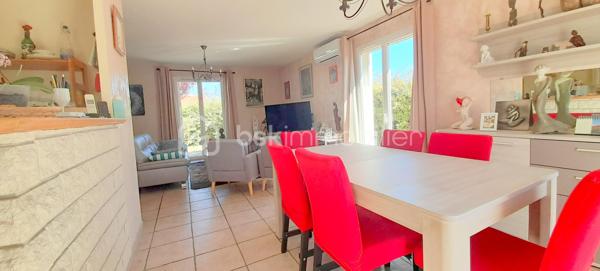 À Saint-Hippolyte, découvrez cette charmante villa de plain-pied de 91 m², édifiée sur une parcelle de 449 m², située dans un environnement particulièrement calme et recherché.
Dès l’entrée, vous serez séduit par un spacieux et lumineux salon-séjour, agrémenté d’une cuisine ouverte, offrant un bel espace de vie convivial. Cet ensemble s’ouvre directement sur une agréable terrasse, idéale pour profiter pleinement des extérieurs en toute tranquillité. Vue sur le jardin sans vis à vis.
La partie nuit se compose de trois chambres confortables avec placards intégrés, garantissant praticité et rangement. Chaque pièce bénéficie de la climatisation, assurant un confort optimal en toutes saisons.
Un garage avec mezzanine complète ce bien, offrant un espace de stockage supplémentaire très appréciable. La propriété permet également de stationner jusqu’à deux véhicules à l’intérieur du terrain.
Côté extérieur, vous profiterez d’un jardin facile d’entretien, équipé d’un forage ainsi que d’un cabanon, parfait pour le rangement ou les équipements de jardin.
Cette villa, alliant calme, fonctionnalité et confort, représente une belle opportunité pour une résidence principale ou secondaire, à proximité des commodités et du littoral.
