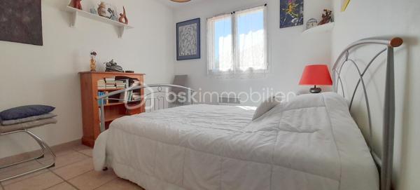 À Saint-Hippolyte, découvrez cette charmante villa de plain-pied de 91 m², édifiée sur une parcelle de 449 m², située dans un environnement particulièrement calme et recherché.
Dès l’entrée, vous serez séduit par un spacieux et lumineux salon-séjour, agrémenté d’une cuisine ouverte, offrant un bel espace de vie convivial. Cet ensemble s’ouvre directement sur une agréable terrasse, idéale pour profiter pleinement des extérieurs en toute tranquillité. Vue sur le jardin sans vis à vis.
La partie nuit se compose de trois chambres confortables avec placards intégrés, garantissant praticité et rangement. Chaque pièce bénéficie de la climatisation, assurant un confort optimal en toutes saisons.
Un garage avec mezzanine complète ce bien, offrant un espace de stockage supplémentaire très appréciable. La propriété permet également de stationner jusqu’à deux véhicules à l’intérieur du terrain.
Côté extérieur, vous profiterez d’un jardin facile d’entretien, équipé d’un forage ainsi que d’un cabanon, parfait pour le rangement ou les équipements de jardin.
Cette villa, alliant calme, fonctionnalité et confort, représente une belle opportunité pour une résidence principale ou secondaire, à proximité des commodités et du littoral.