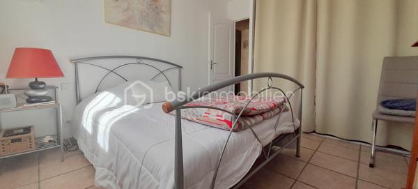 À Saint-Hippolyte, découvrez cette charmante villa de plain-pied de 91 m², édifiée sur une parcelle de 449 m², située dans un environnement particulièrement calme et recherché.
Dès l’entrée, vous serez séduit par un spacieux et lumineux salon-séjour, agrémenté d’une cuisine ouverte, offrant un bel espace de vie convivial. Cet ensemble s’ouvre directement sur une agréable terrasse, idéale pour profiter pleinement des extérieurs en toute tranquillité. Vue sur le jardin sans vis à vis.
La partie nuit se compose de trois chambres confortables avec placards intégrés, garantissant praticité et rangement. Chaque pièce bénéficie de la climatisation, assurant un confort optimal en toutes saisons.
Un garage avec mezzanine complète ce bien, offrant un espace de stockage supplémentaire très appréciable. La propriété permet également de stationner jusqu’à deux véhicules à l’intérieur du terrain.
Côté extérieur, vous profiterez d’un jardin facile d’entretien, équipé d’un forage ainsi que d’un cabanon, parfait pour le rangement ou les équipements de jardin.
Cette villa, alliant calme, fonctionnalité et confort, représente une belle opportunité pour une résidence principale ou secondaire, à proximité des commodités et du littoral.