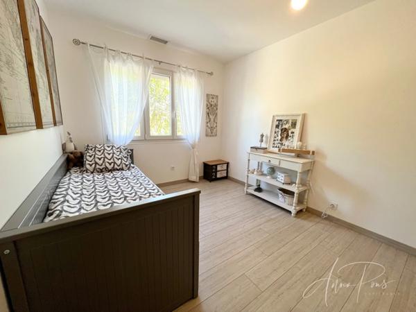 Dpt Var (83), à vendre HYERES Villa sans vis à vis- 1000m² de terrain - 3 chambres - piscine - jardin - GARAGE.