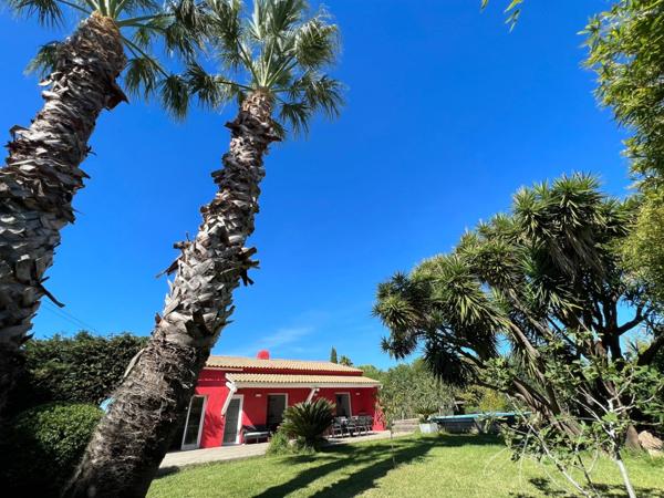 Dpt Var (83), à vendre HYERES Villa sans vis à vis- 1000m² de terrain - 3 chambres - piscine - jardin - GARAGE.