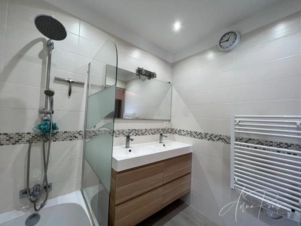 Dpt Var (83), à vendre HYERES Villa sans vis à vis- 1000m² de terrain - 3 chambres - piscine - jardin - GARAGE.