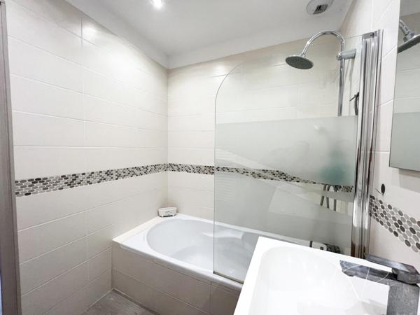 Dpt Var (83), à vendre HYERES Villa sans vis à vis- 1000m² de terrain - 3 chambres - piscine - jardin - GARAGE.