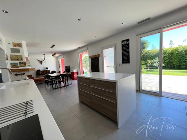 Dpt Var (83), à vendre HYERES Villa sans vis à vis- 1000m² de terrain - 3 chambres - piscine - jardin - GARAGE.