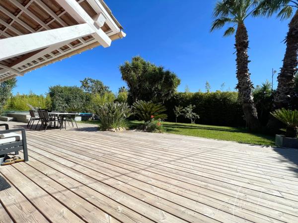 Dpt Var (83), à vendre HYERES Villa sans vis à vis- 1000m² de terrain - 3 chambres - piscine - jardin - GARAGE.