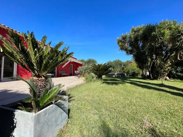 Dpt Var (83), à vendre HYERES Villa sans vis à vis- 1000m² de terrain - 3 chambres - piscine - jardin - GARAGE.