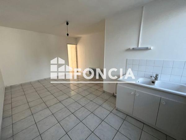 Location Appartement 2 pièces 35.5 m² - 11 PLACE DU SOUVENIR Pussay 91740