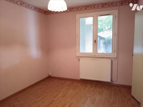 Maison de plain pied av garage, jardin et dépendances