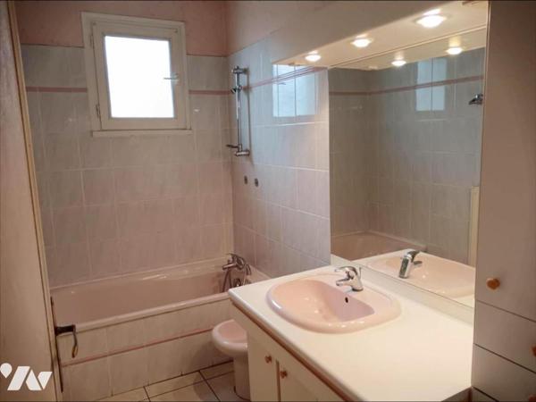 Maison de plain pied av garage, jardin et dépendances