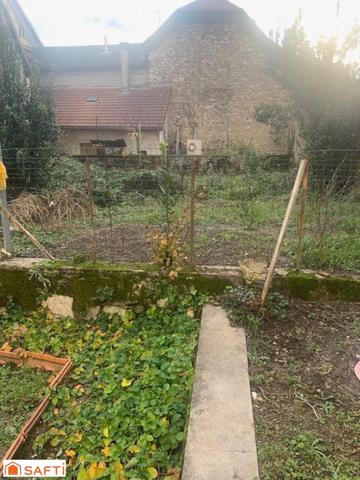 Très grande maison de ville d'environ 270 m2 à finir de rénover avec terrain de 500 m2 située sur la Commune de Belley.