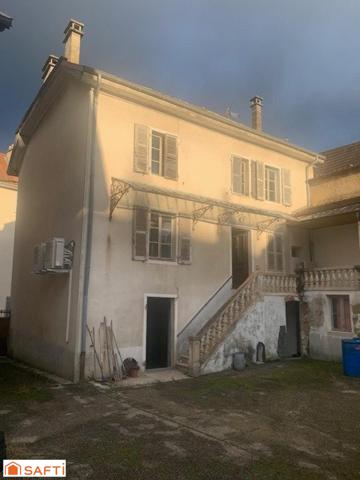 Très grande maison de ville d'environ 270 m2 à finir de rénover avec terrain de 500 m2 située sur la Commune de Belley.