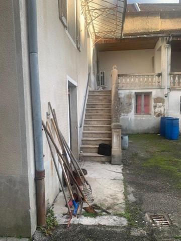 Très grande maison de ville d'environ 270 m2 à finir de rénover avec terrain de 500 m2 située sur la Commune de Belley.