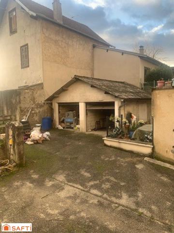 Très grande maison de ville d'environ 270 m2 à finir de rénover avec terrain de 500 m2 située sur la Commune de Belley.