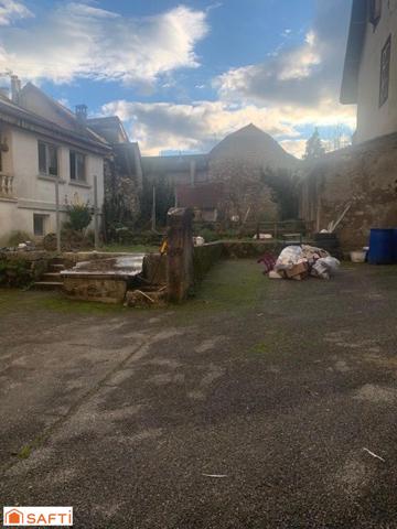 Très grande maison de ville d'environ 270 m2 à finir de rénover avec terrain de 500 m2 située sur la Commune de Belley.