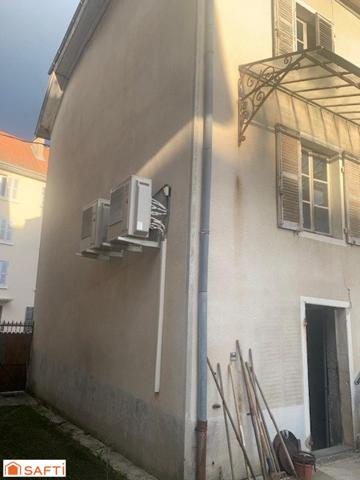 Très grande maison de ville d'environ 270 m2 à finir de rénover avec terrain de 500 m2 située sur la Commune de Belley.