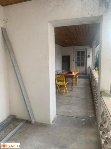 Très grande maison de ville d'environ 270 m2 à finir de rénover avec terrain de 500 m2 située sur la Commune de Belley.