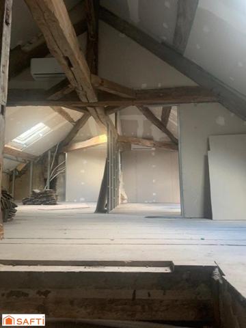 Très grande maison de ville d'environ 270 m2 à finir de rénover avec terrain de 500 m2 située sur la Commune de Belley.