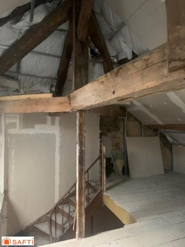 Très grande maison de ville d'environ 270 m2 à finir de rénover avec terrain de 500 m2 située sur la Commune de Belley.